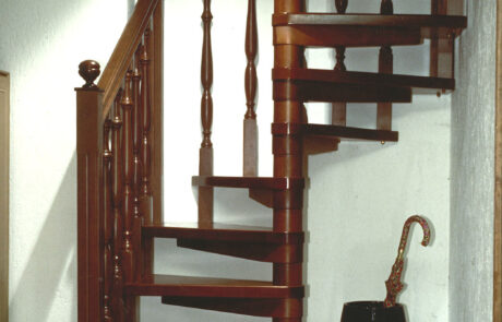 SCALA A CHIOCCIOLA MOD. IRENE + BALAUSTRA COLONNE TORNITE
