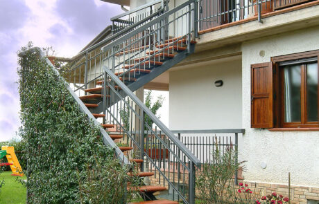 SCALA ESTERNA MOD. CAROLINA – GRADINI IN MATTONELLA + BALAUSTRA IN FERRO