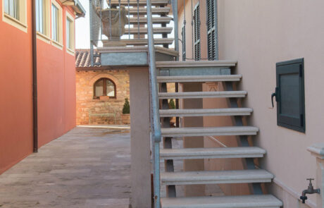SCALA ESTERNA MOD. CAROLINA – GRADINO A VASSOIO PER GRADINO IN COTTO + BALAUSTRA MOD. ALBA (2)